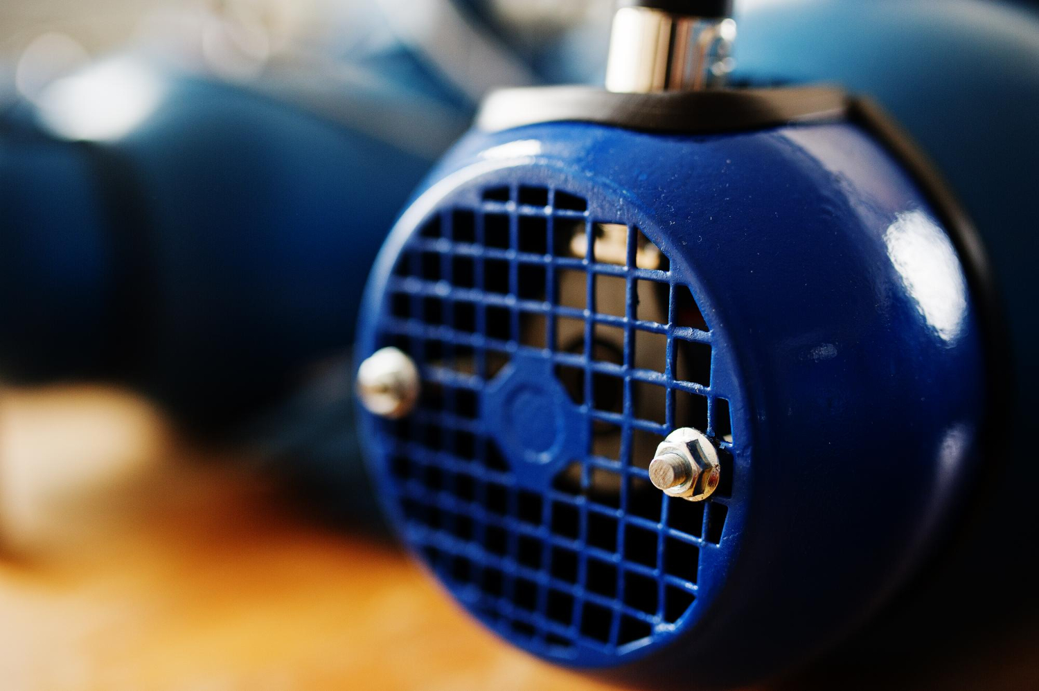 Moteur électrique bleu industriel brillant chez rl-services, installation soignée dans le Tarn