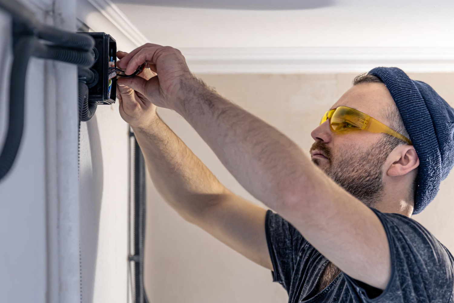 Électricien rl-services en intervention sécurisée sur boîtier électrique intérieur dans le Tarn