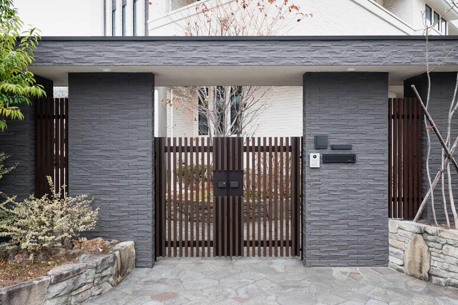 Entrée de maison moderne avec portail métal et mur pierre par rl-services dans le Tarn