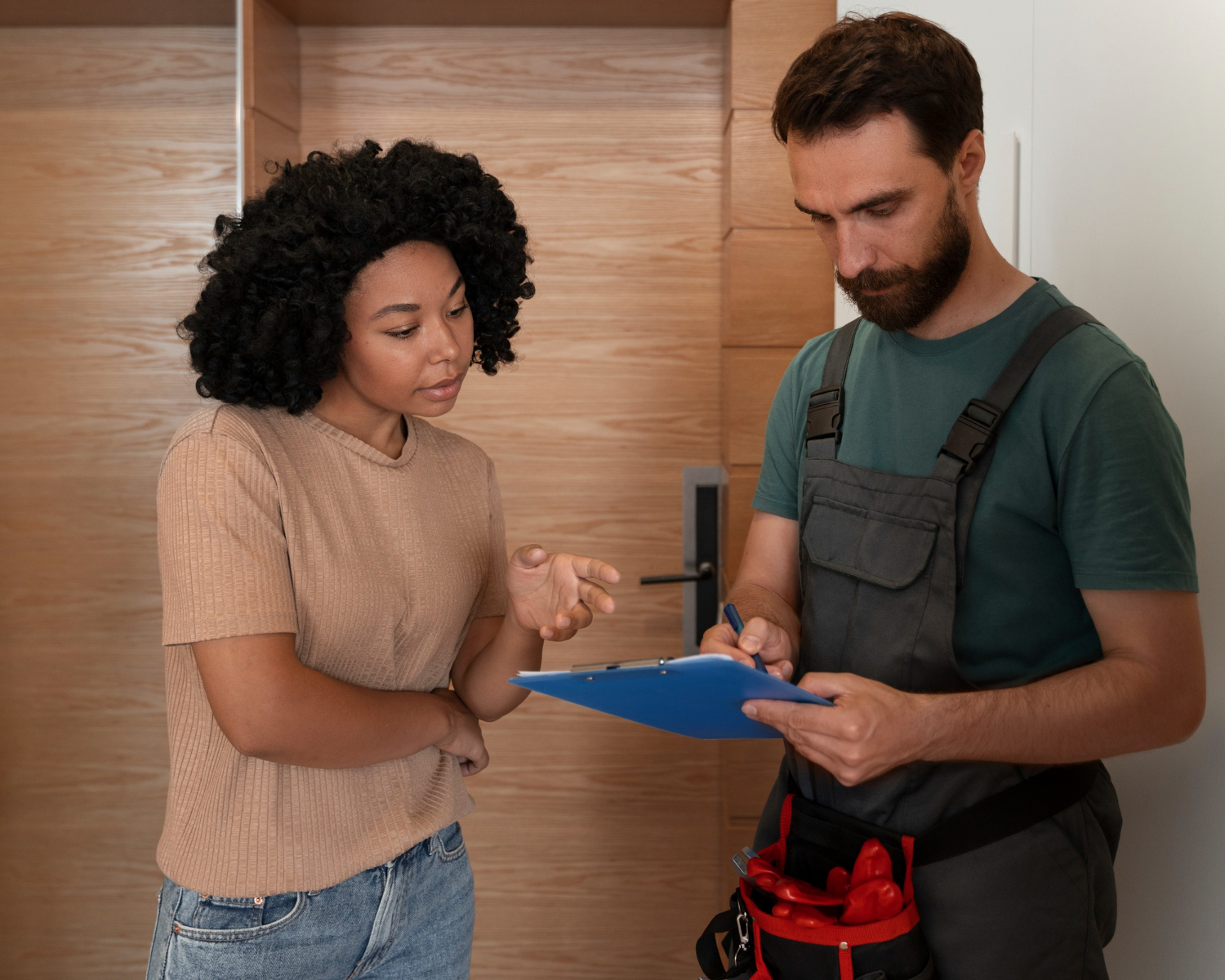 Technicien rl-services expliquant un devis de réparation à domicile à une cliente dans le Tarn