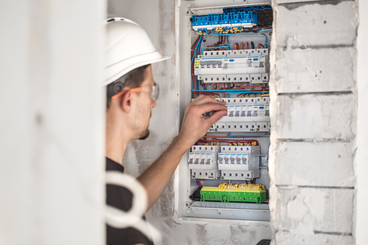 Électricien rl-services réglant un tableau électrique neuf sur chantier dans le tarn