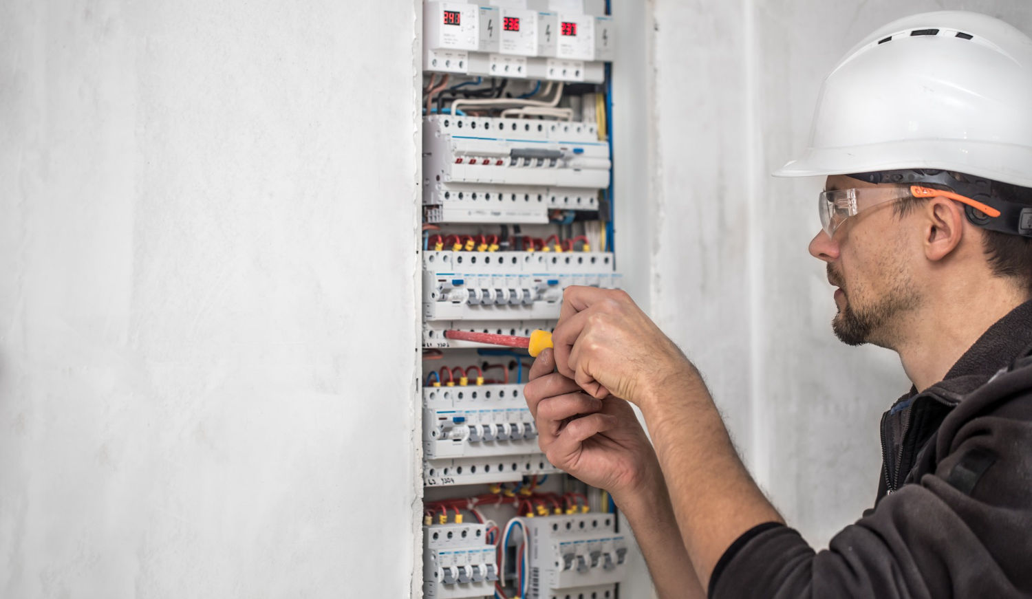 Électricien rl-services réglant un tableau électrique sécurisé dans un logement neuf dans le Tarn