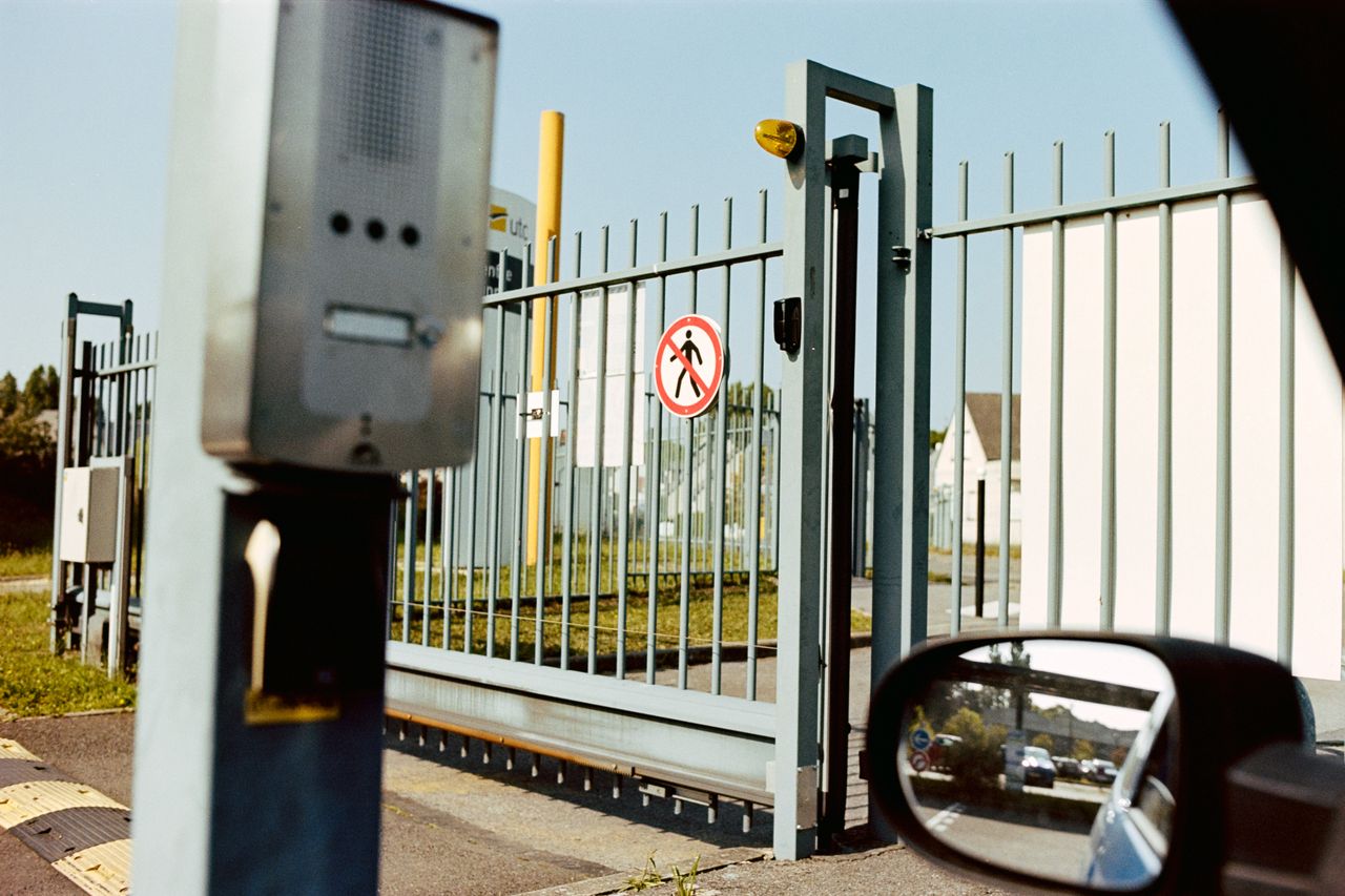 portail sécurisé avec interphone et caméra installé par rl-services sur site industriel dans le tarn